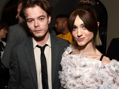 Charlie Heaton und Natalia Dyer aus "Stranger Things" bei einer Party