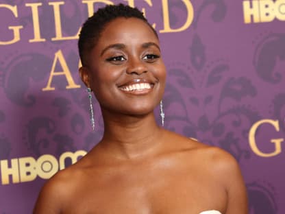 Denée Benton lächelt 