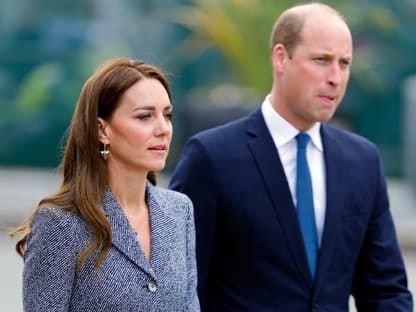 Prinzessin Kate und Prinz William schauen ernst 