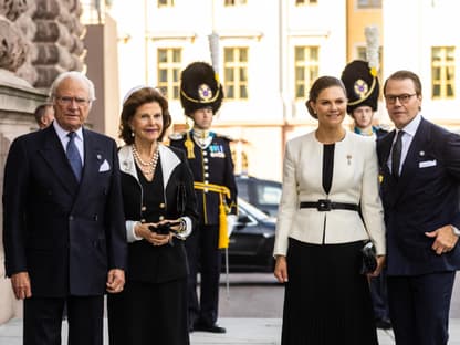 König Carl Gustaf von Schweden steht neben seiner Frau, seiner Tochter und deren Mann, alle lächeln