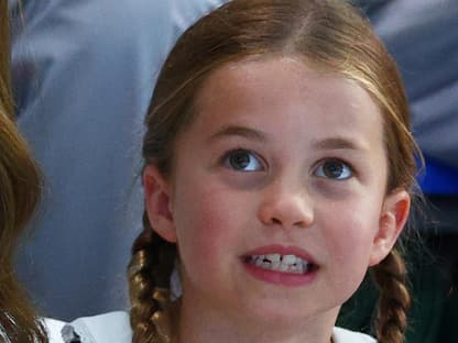 prinzessin Charlotte schaut neugierig