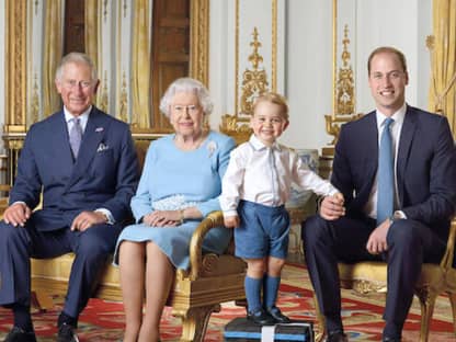 König Charles III., Queen Elizabeth II., Prinz George und Prinz William (v.l.) posieren für ein Foto