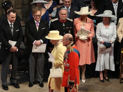 Elton John bei Kates und Williams Hochzeit, zu sehen mit Queen Elizabeth und Prinz Philip