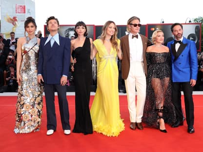 Gruppenbild der Premierenfeier "Don't Worry Darling" in Venedig mit Harry Styles und Olivia Wilde