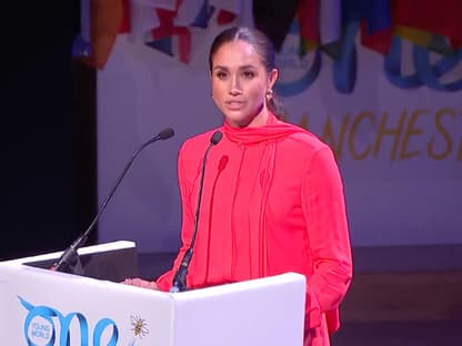 Meghan in rotem Kleid am Rednerpult