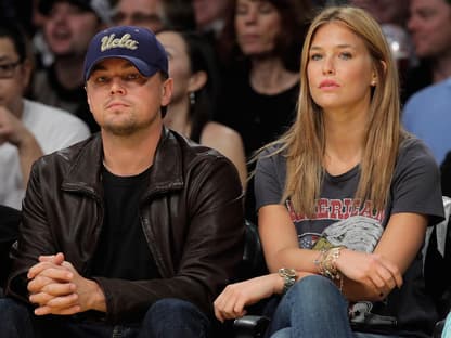 Leonardo DiCaprio und Bar Refaeli verfolgen ein Basketballspiel