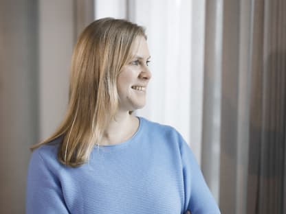 Die "Hochzeit auf den ersten Blick"-Kandidatin Nadine schaut zur Seite und lächelt.