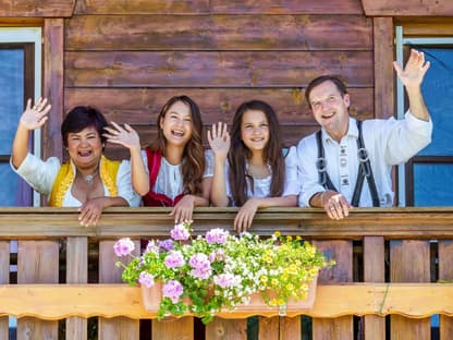 "Narumol & Josef - unsere Geschichte geht weiter!": Familienbild mit Jenny und Jorafina