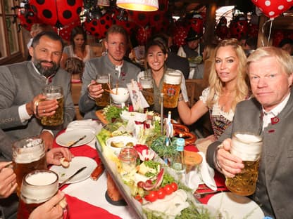 Stars auf dem Münchner Oktoberfest 2022: Hasan Salihamidzic, Julian Nagelsmann, Freundin Lena Wurzenberger, Oliver Kahn und seine Ehefrau Svenja 