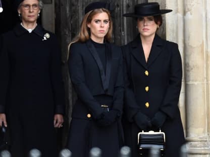 Prinzessin Eugenie und Prinzessin Beatrice mit Handschuhen 