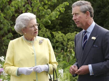 Queen Elizabeth und Prinz Charles als sie etwas jünger waren.