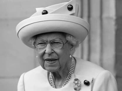 Queen Elizabeth II. in schwarz weiß