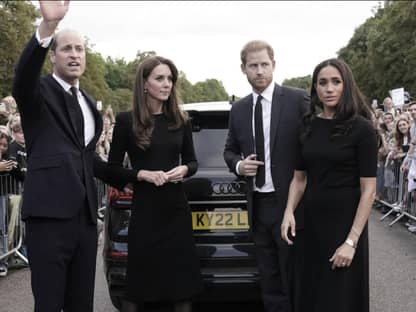 William winkt und Kate, Meghan und Harry stehen neben ihm