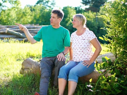 "Bauer sucht Frau" 2022 - Folge 6 - Jörg und Patricia sitzen auf einem Baumstamm