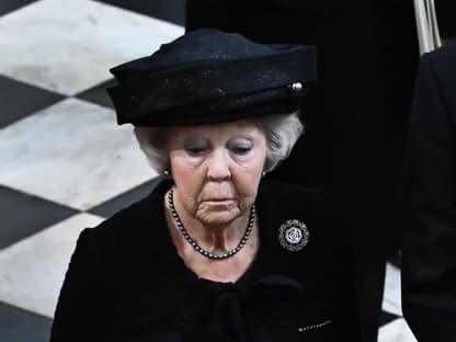 Prinzessin Beatrix in schwarzen Kleidern schaut traurig 