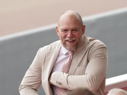 Mike Tindall lacht und greift sich ins Sakko