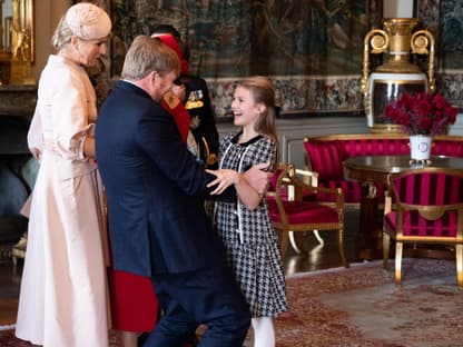 Prinzessin Estelle umarmt König Willem-Alexander