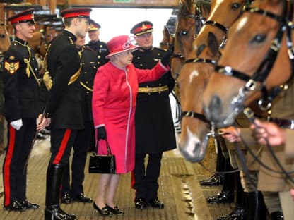 Queen Elizabeth II. streichelt Pferde 