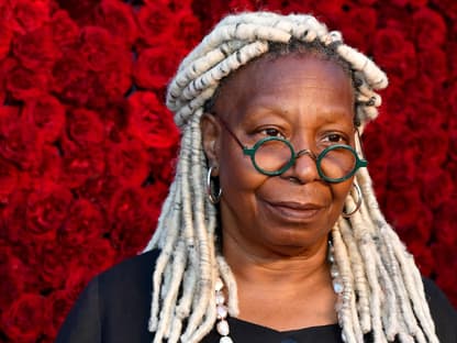 Whoopie Goldberg schaut ernst 