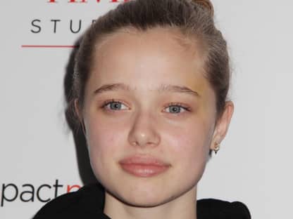 Shiloh Jolie-Pitt lächelt leicht