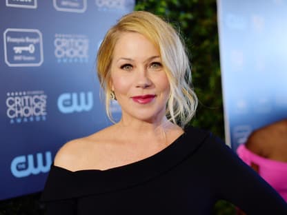 Christina Applegate in schwarzem Kleid