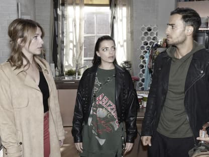 Lilly, Emily und Nihat schauen sich bei GZSZ geschockt an