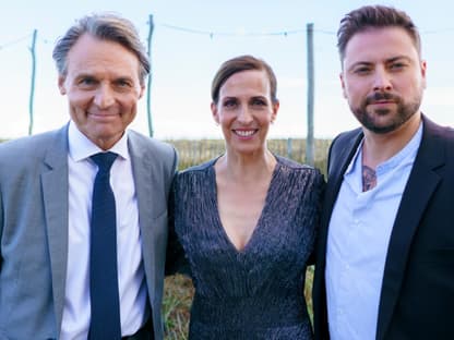 Wolfgang Bahro, Ulrike Frank und Felix von Jascheroff posieren Arm in Arm