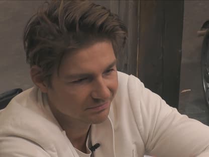 Jeremy Fragrance in seinem weißen Anzug bei "Promi Big Brother"