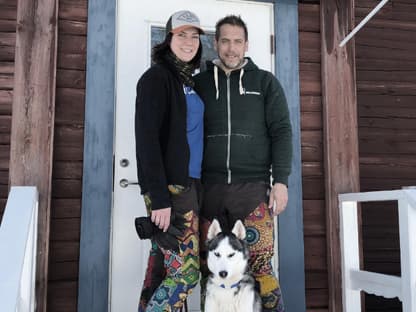 Die "Goodbye Deutschland"-Auswanderer Julia Siefert-Winter und Sven vor ihrem Haus in Lappland.