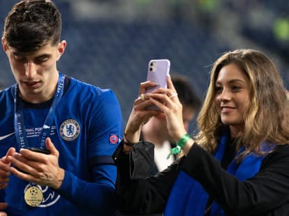 Kai Havertz und Freundin Sophia am Handy