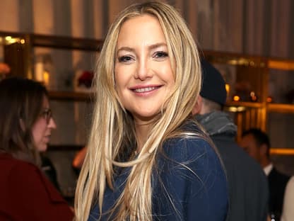 Kate Hudson lächelt über Schulter