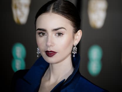 Lily Collins trägt dunklen Lippenstift