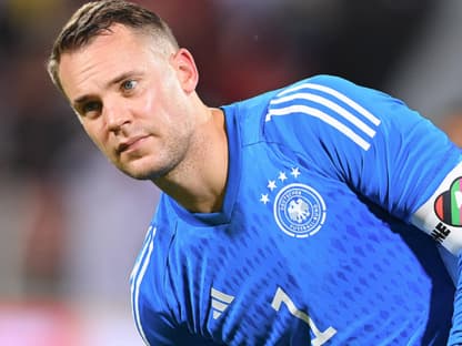 Manuel Neuer in Trikot mit "One Love"-Binde