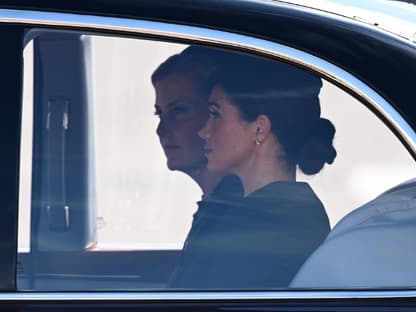 Meghan und Sophie sitzen im Auto und gucken streng