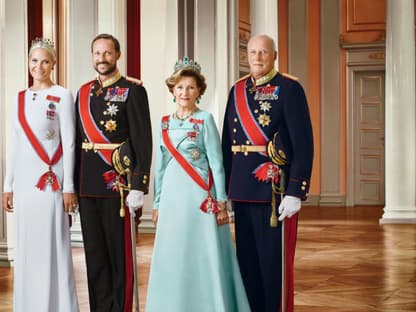 Prinzessin Mette Marit weint - im Hintergrund norwegische Royals