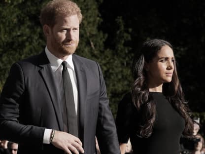 Prinz Harry und Herzogin Meghan gucken beide ernst