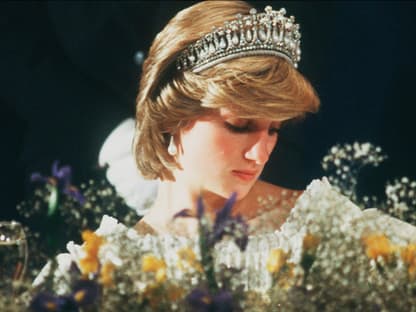 Lady Diana schaut nach unten und trägt Love Knot Tiara