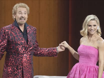 Thomas Gottschalk hält Michelle Hunzikers Hand bei "Wetten, dass..?"