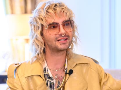 Bill Kaulitz sitzt auf einer Couch