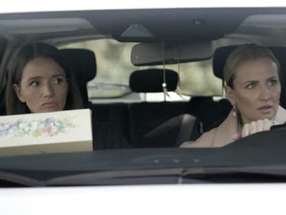 Jenny und Isabelle sitzen bei "Alles was zählt" zusammen im Auto und gucken ernst