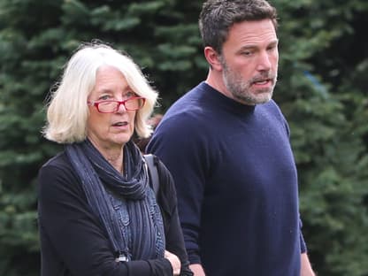 Ben Affleck ernst und angespannt mit seiner Mutter