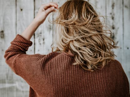 Blondine von hinten mit vollem Haar