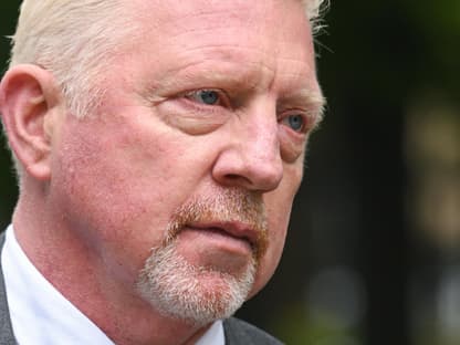 Boris Becker schaut ernst zur Seite