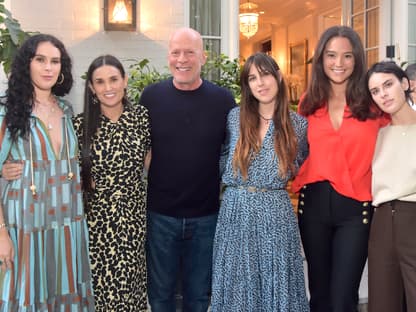 Bruce Willis mit Ex-Frau Demi Moore, Ehefrau Emma und den Töchtern Rumer, Tallulah & Scout