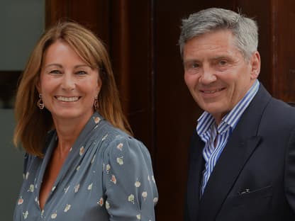 Carole und Michael Middleton, Prinzessin Kates Eltern lächeln, als sie ihre Tochter im Krankenhaus besuchen. 