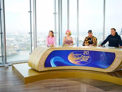 DSDS Juroren Leony, Katja Krasavice, Pietro Lombardi und Dieter Bohlen sitzen am Jurypult, im Hintergrund der Kölner Dom