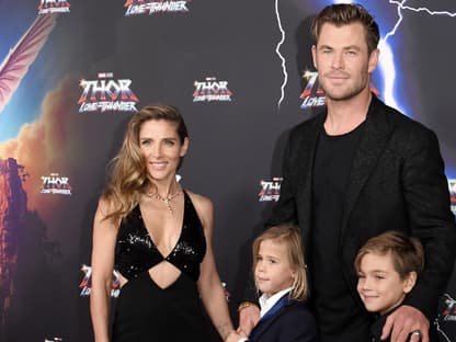 Elsa Pataky und Chris Hemsworth mit ihren Söhnen lächeln auf dem roten Teppich