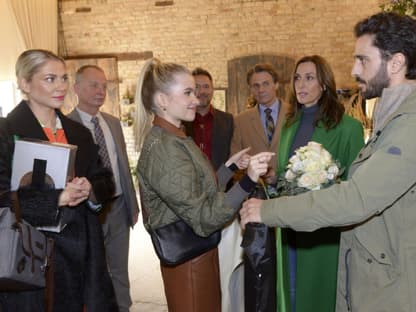 Sunny, Johanna, Gerner, Katrin und Tobias unterhalten sich bei GZSZ