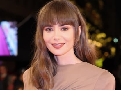 Lily Collins bei "Emily in Paris"-Premiere mit braunem Lippenstift