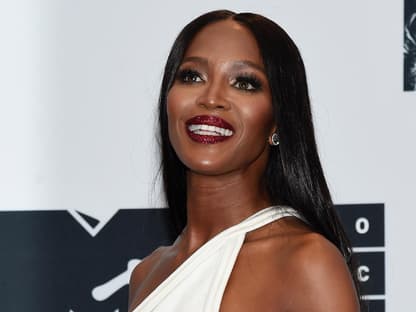 Naomi Campbell mit glitzernden Lippen